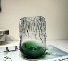 Crafted Radiance Vase/Decofur