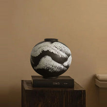 Ebon Relic Vase/Decorfur