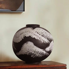 Ebon Relic Vase/Decorfur