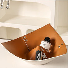 Triangular contrasting color storage tray