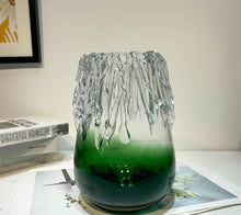 Crafted Radiance Vase/Decofur